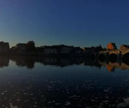 船屋 D'hotes Sur La Meuse A Bord De La Peniche Formigny 那慕尔