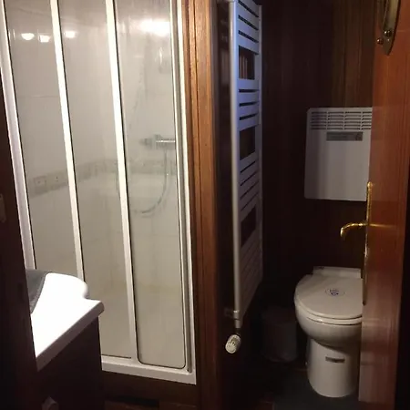 船屋 D'hotes Sur La Meuse A Bord De La Peniche Formigny 那慕尔