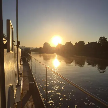 D'hotes Sur La Meuse A Bord De La Peniche Formigny Ботель