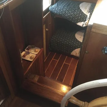 D'hotes Sur La Meuse A Bord De La Peniche Formigny *