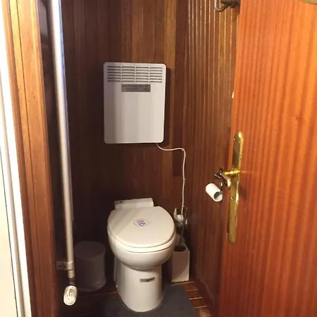 D'hotes Sur La Meuse A Bord De La Peniche Formigny 船屋 *