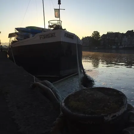 D'hotes Sur La Meuse A Bord De La Peniche Formigny Ботель *