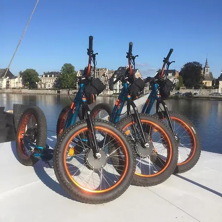 D'hotes Sur La Meuse A Bord De La Peniche Formigny Намюр