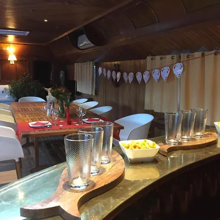 D'hotes Sur La Meuse A Bord De La Peniche Formigny 船屋 *