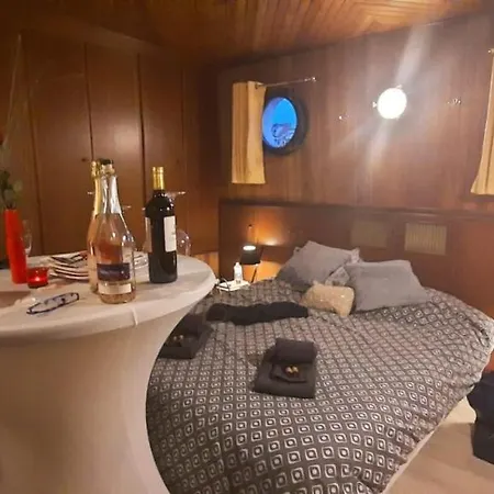 D'hotes Sur La Meuse A Bord De La Peniche Formigny Ботель *