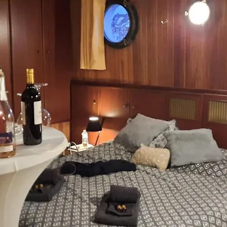 船屋 D'hotes Sur La Meuse A Bord De La Peniche Formigny *