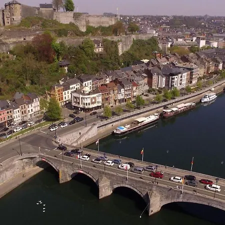 D'hotes Sur La Meuse A Bord De La Peniche Formigny 船屋