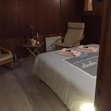 D'hotes Sur La Meuse A Bord De La Peniche Formigny