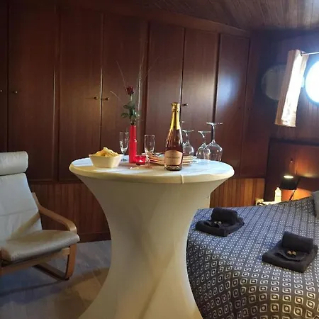 D'hotes Sur La Meuse A Bord De La Peniche Formigny