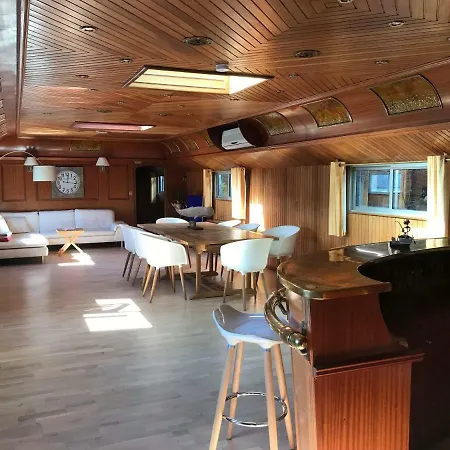 D'hotes Sur La Meuse A Bord De La Peniche Formigny 船屋 *