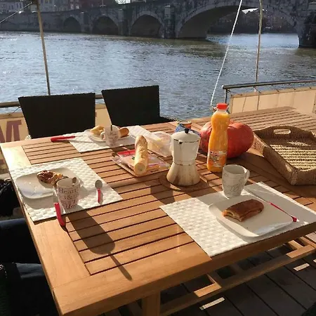 D'hotes Sur La Meuse A Bord De La Peniche Formigny