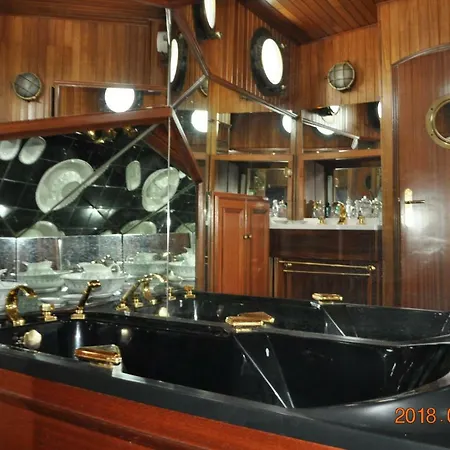 船屋 D'hotes Sur La Meuse A Bord De La Peniche Formigny 那慕尔