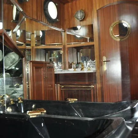 D'hotes Sur La Meuse A Bord De La Peniche Formigny * 那慕尔