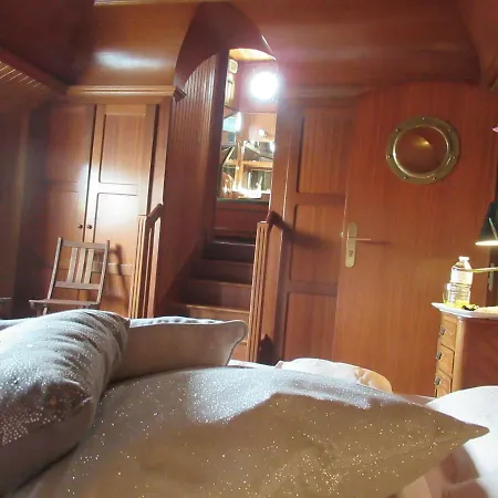 D'hotes Sur La Meuse A Bord De La Peniche Formigny 船屋 *