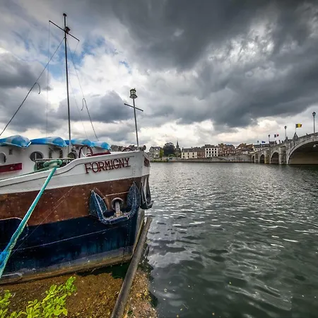 D'hotes Sur La Meuse A Bord De La Peniche Formigny 那慕尔