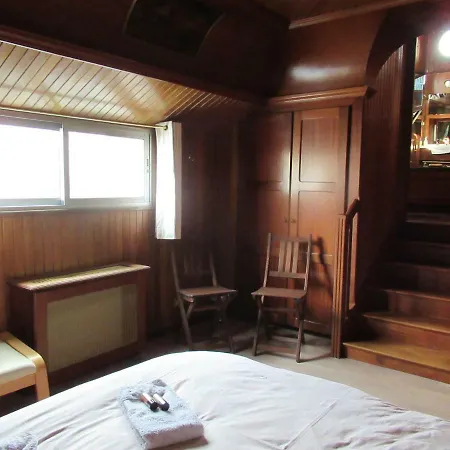 D'hotes Sur La Meuse A Bord De La Peniche Formigny 船屋 *