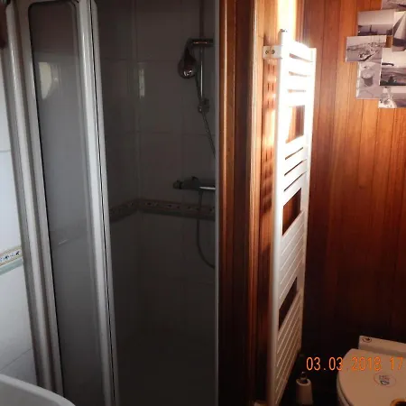 D'hotes Sur La Meuse A Bord De La Peniche Formigny 船屋 那慕尔