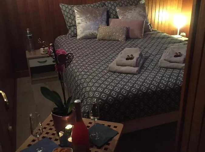 D'hotes Sur La Meuse A Bord De La Peniche Formigny *