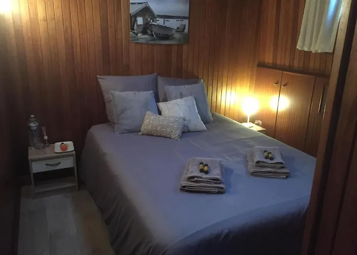 D'hotes Sur La Meuse A Bord De La Peniche Formigny Botel *