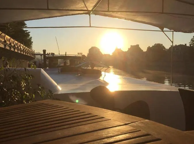 D'hotes Sur La Meuse A Bord De La Peniche Formigny Botel *