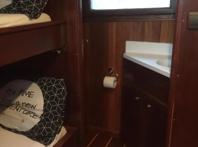 D'hotes Sur La Meuse A Bord De La Peniche Formigny * Namur