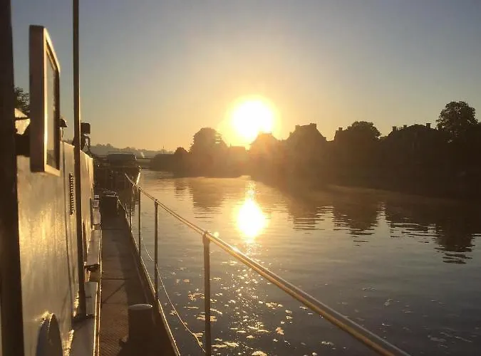 D'hotes Sur La Meuse A Bord De La Peniche Formigny Botel