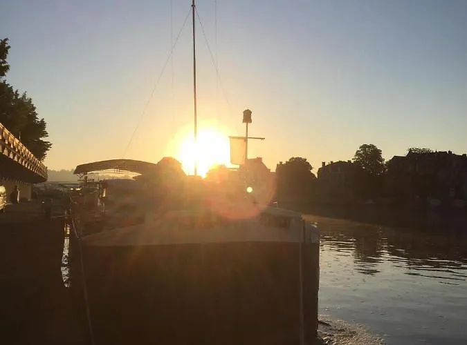 Botel D'hotes Sur La Meuse A Bord De La Peniche Formigny Namur