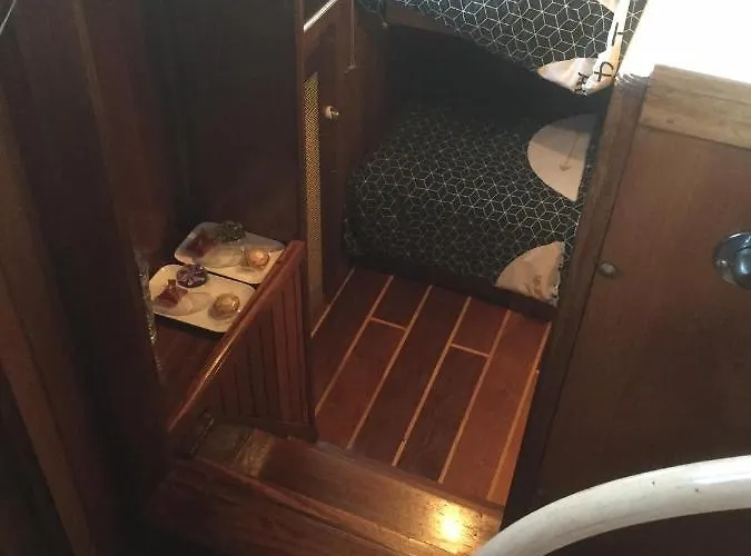 D'hotes Sur La Meuse A Bord De La Peniche Formigny *