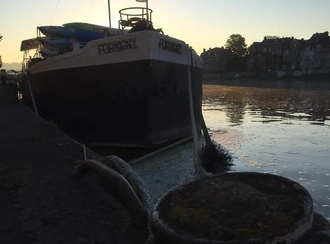 D'hotes Sur La Meuse A Bord De La Peniche Formigny Botel *