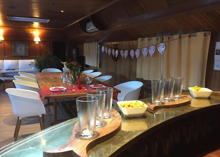 D'hotes Sur La Meuse A Bord De La Peniche Formigny Botel *