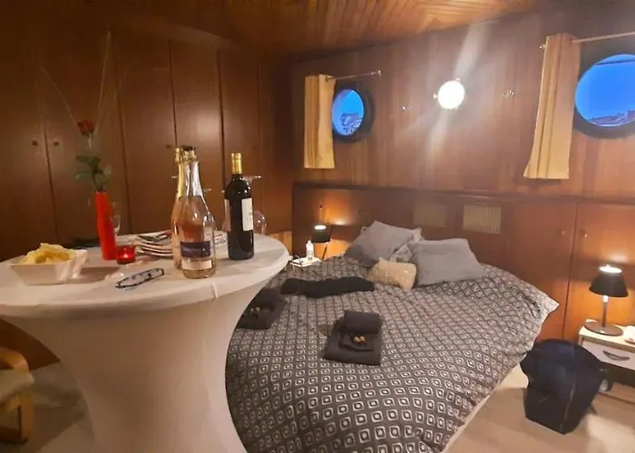 D'hotes Sur La Meuse A Bord De La Peniche Formigny Botel *