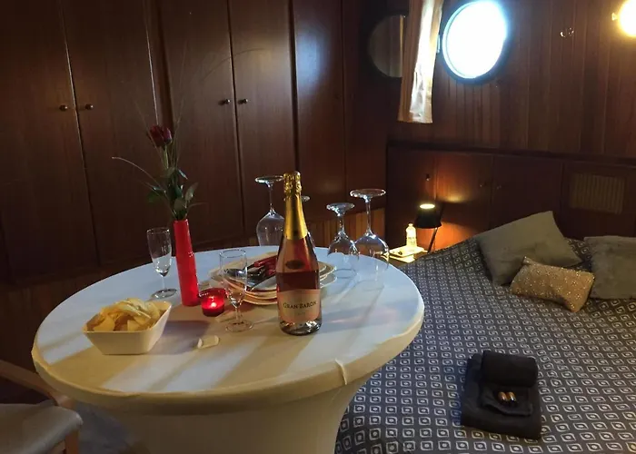 D'hotes Sur La Meuse A Bord De La Peniche Formigny *