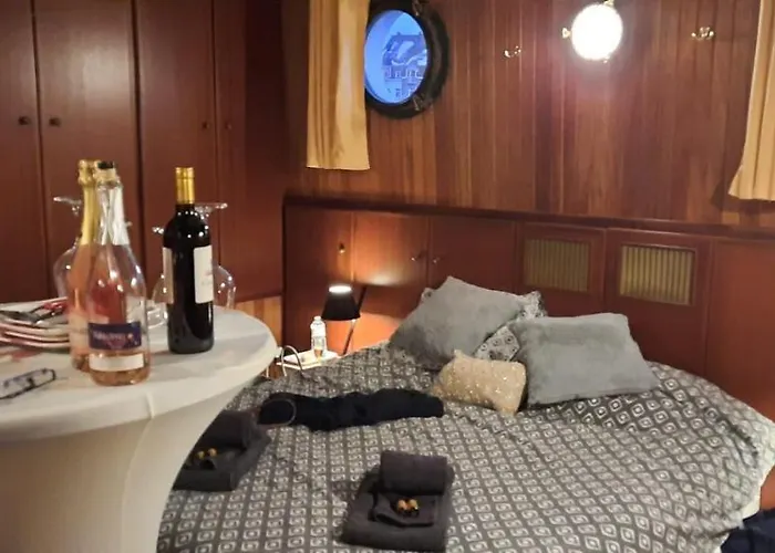 Botel D'hotes Sur La Meuse A Bord De La Peniche Formigny *