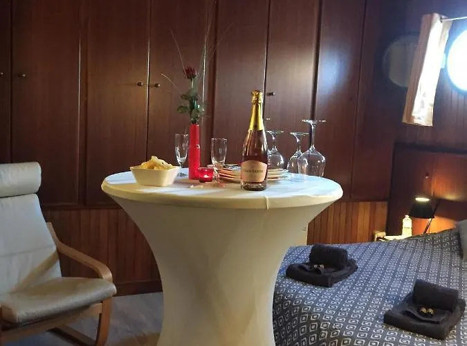 D'hotes Sur La Meuse A Bord De La Peniche Formigny