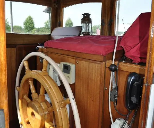 D'hotes Sur La Meuse A Bord De La Peniche Formigny Namur