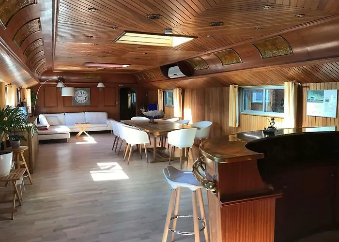 D'hotes Sur La Meuse A Bord De La Peniche Formigny Botel *