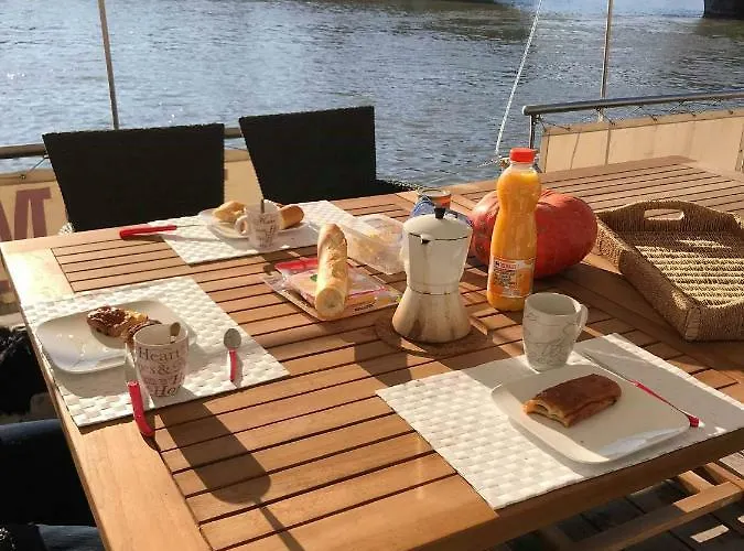 D'hotes Sur La Meuse A Bord De La Peniche Formigny
