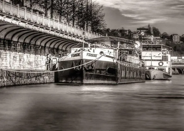 Botel D'hotes Sur La Meuse A Bord De La Peniche Formigny Namur