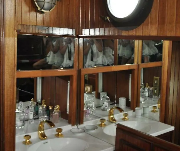 D'hotes Sur La Meuse A Bord De La Peniche Formigny * Namur