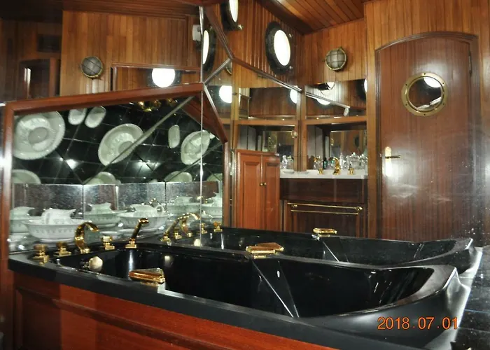 Botel D'hotes Sur La Meuse A Bord De La Peniche Formigny Namur