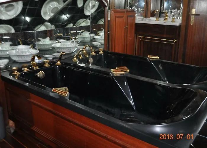 D'hotes Sur La Meuse A Bord De La Peniche Formigny Botel