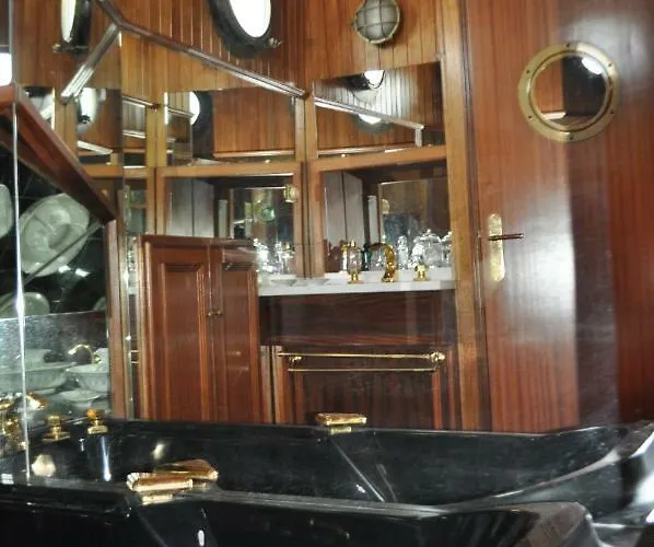 D'hotes Sur La Meuse A Bord De La Peniche Formigny * Namur