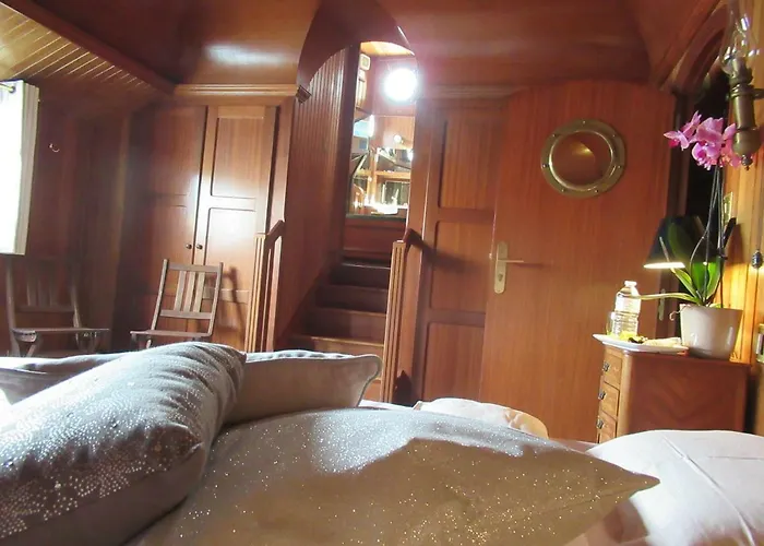 D'hotes Sur La Meuse A Bord De La Peniche Formigny Botel *