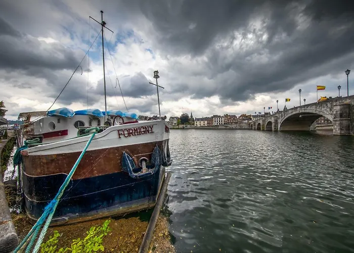 D'hotes Sur La Meuse A Bord De La Peniche Formigny Namur