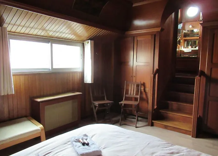 D'hotes Sur La Meuse A Bord De La Peniche Formigny Botel *