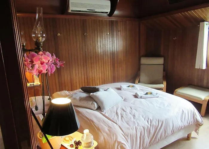 D'hotes Sur La Meuse A Bord De La Peniche Formigny Botel